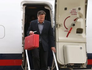 Cameron y su maletín